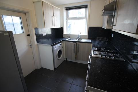 3 bedroom terraced house to rent, Mackenzie Road, Salford
