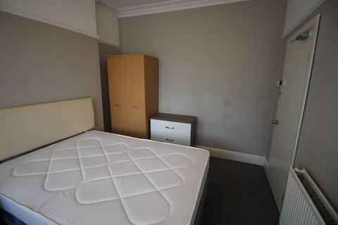 3 bedroom terraced house to rent, Mackenzie Road, Salford