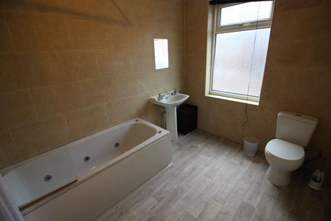3 bedroom terraced house to rent, Mackenzie Road, Salford