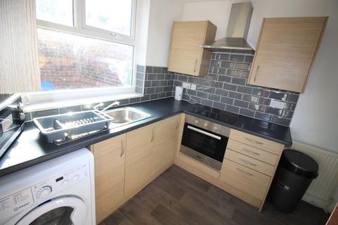 3 bedroom terraced house to rent, Mackenzie Road, Salford