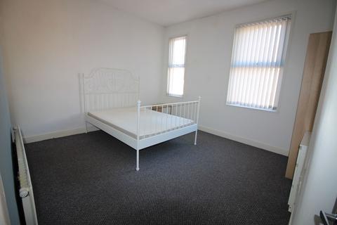 3 bedroom terraced house to rent, Mackenzie Road, Salford