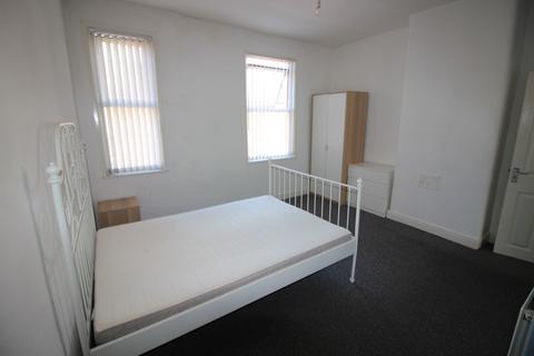 3 bedroom terraced house to rent, Mackenzie Road, Salford