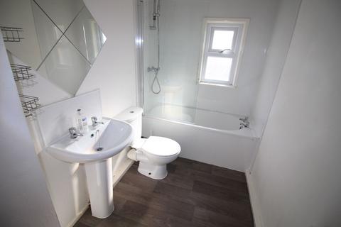 3 bedroom terraced house to rent, Mackenzie Road, Salford