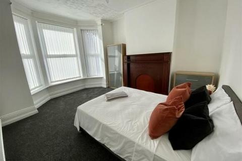 5 bedroom semi-detached house to rent, Alresford Road, Salford