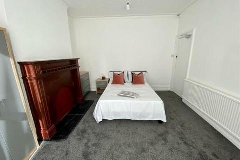 5 bedroom semi-detached house to rent, Alresford Road, Salford