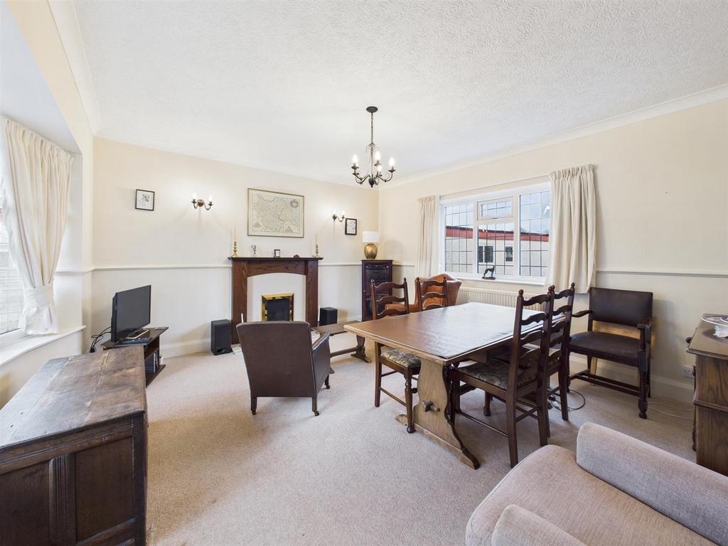 Dining room: