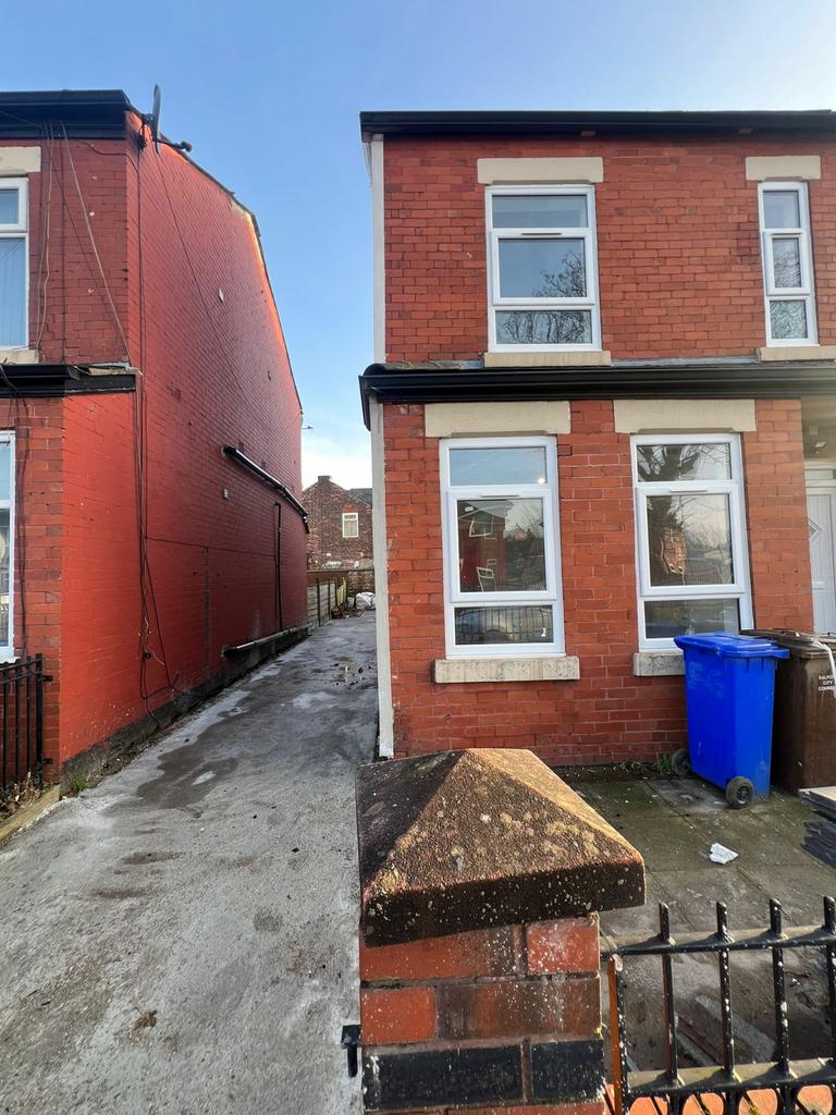 Newly Refurbished 2-Bedroom Flat to Rent – Salf