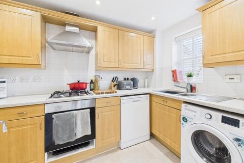 2 bedroom flat for sale, Weavers Mead, Haywards Heath, RH16