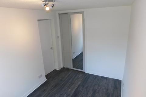 2 bedroom flat to rent, 41, Craigievar Square, Edinburgh, EH12 8YP