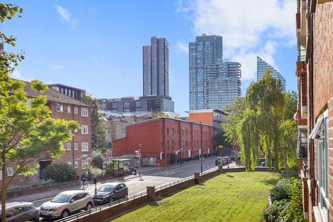 3 bedroom flat to rent, Murray Grove, London