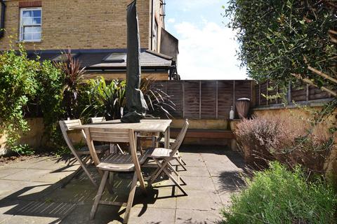 2 bedroom flat to rent, Halford Road, London, UK