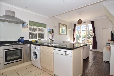 2 bedroom flat to rent, Halford Road, London, UK