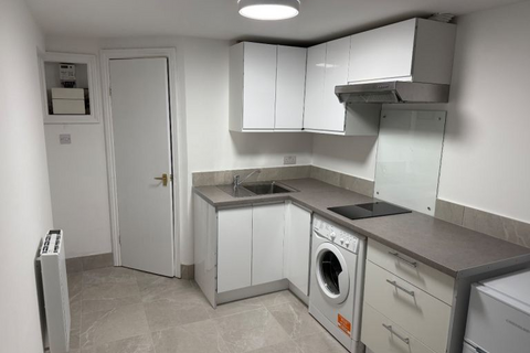 Studio to rent, Lindsey Close, Mitcham CR4