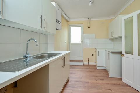 2 bedroom flat to rent, Camp Road, Farnborough GU14