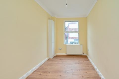 2 bedroom flat to rent, Camp Road, Farnborough GU14