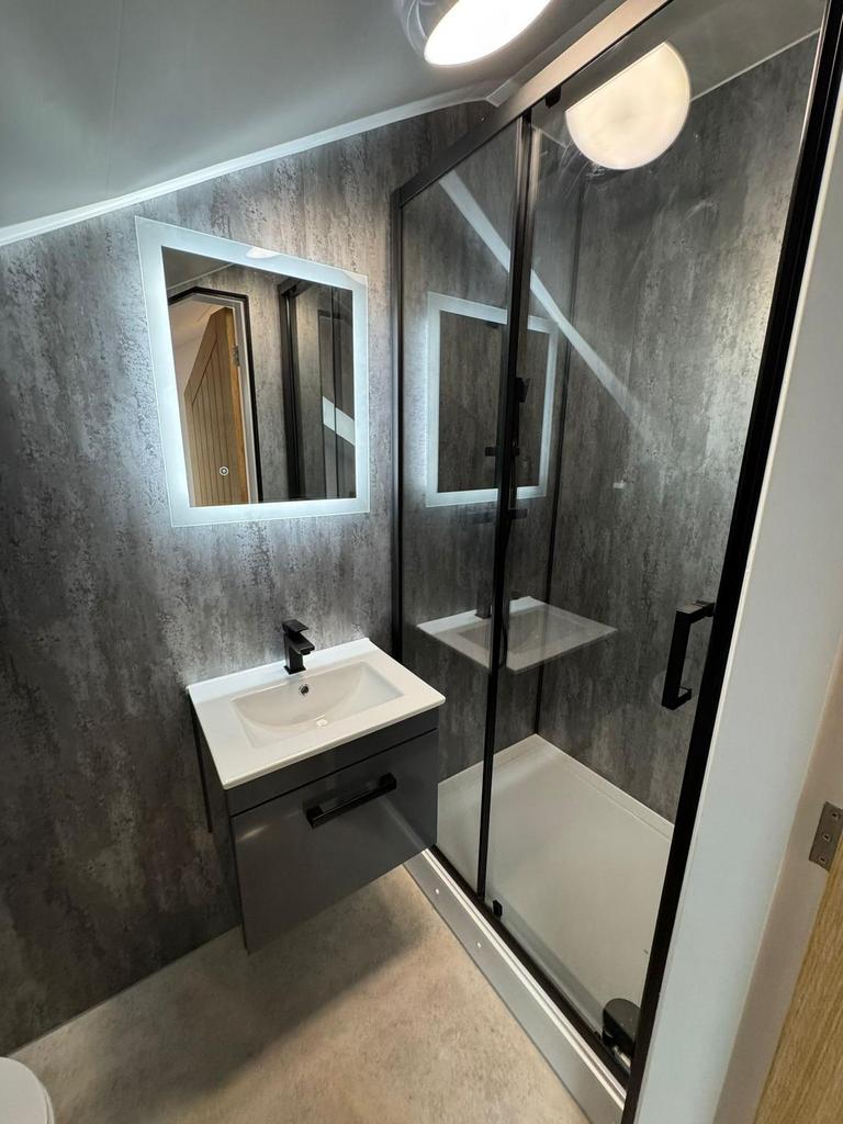Contemporary en-suite bathroom with a sleek van...