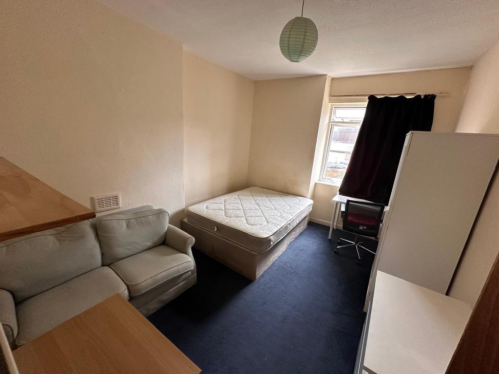 Bright double bedroom with a comfortable double...