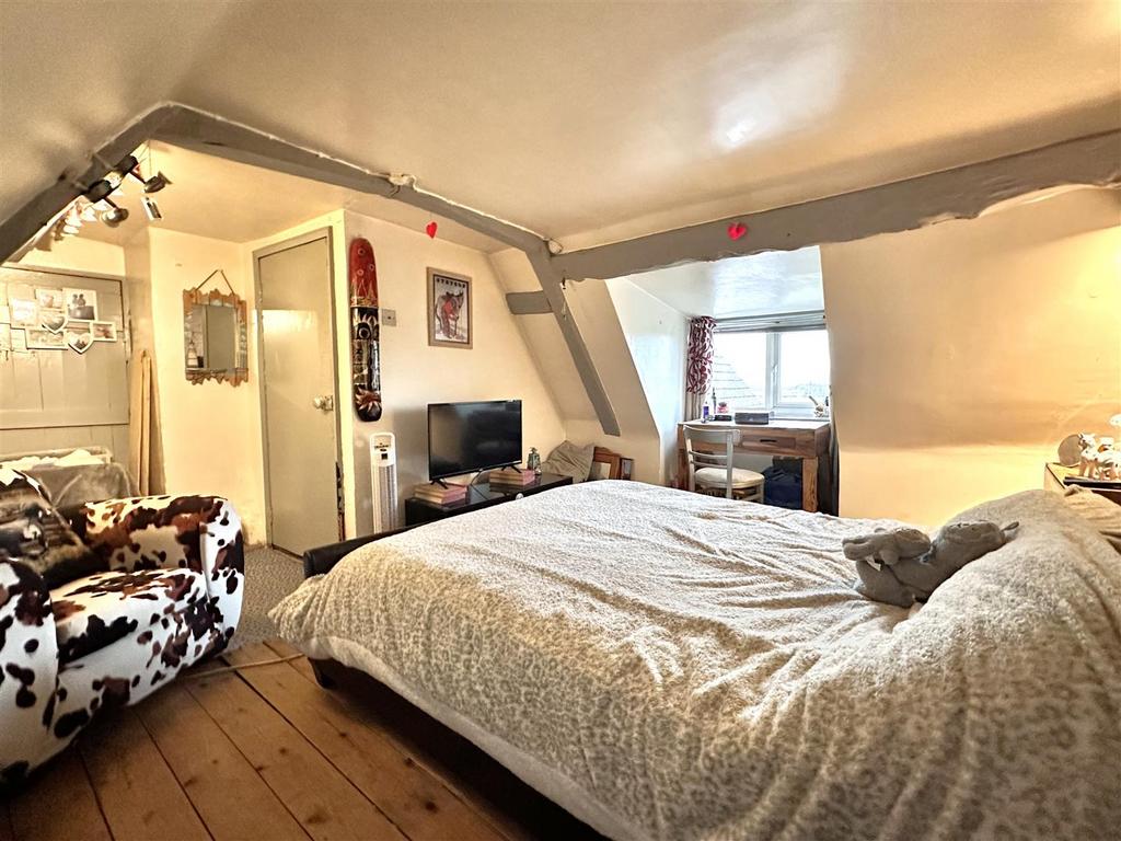 Attic Bedroom (3) 473
