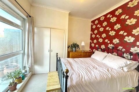 1 bedroom flat for sale, Gautrey Road, London, SE15