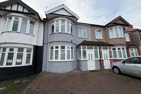 4 bedroom terraced house to rent, Ridgeway Gardens, Ilford