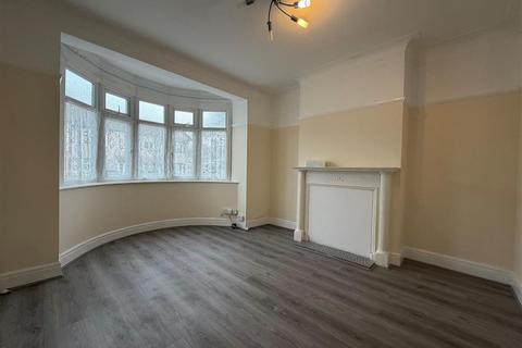 4 bedroom terraced house to rent, Ridgeway Gardens, Ilford