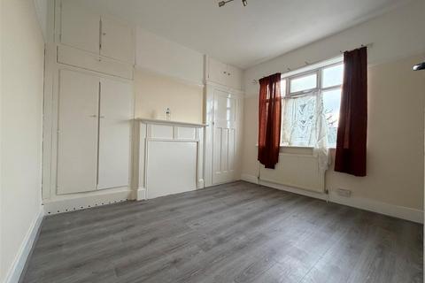 4 bedroom terraced house to rent, Ridgeway Gardens, Ilford