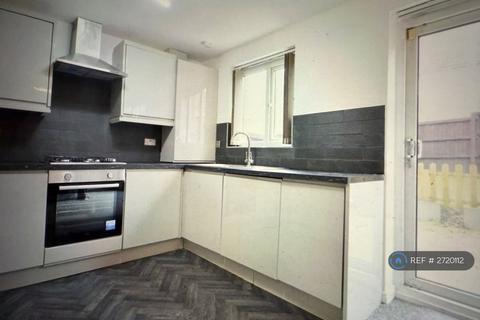 4 bedroom terraced house to rent, Saddlecote Close, Manchester, M8