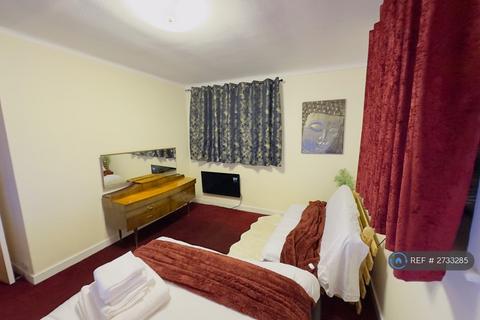 3 bedroom semi-detached house to rent, Wallsend Road, North Shields, NE29