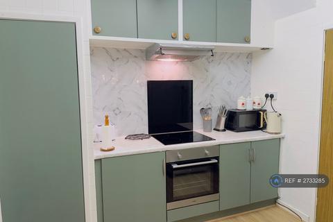 3 bedroom semi-detached house to rent, Wallsend Road, North Shields, NE29
