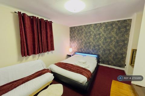 3 bedroom semi-detached house to rent, Wallsend Road, North Shields, NE29