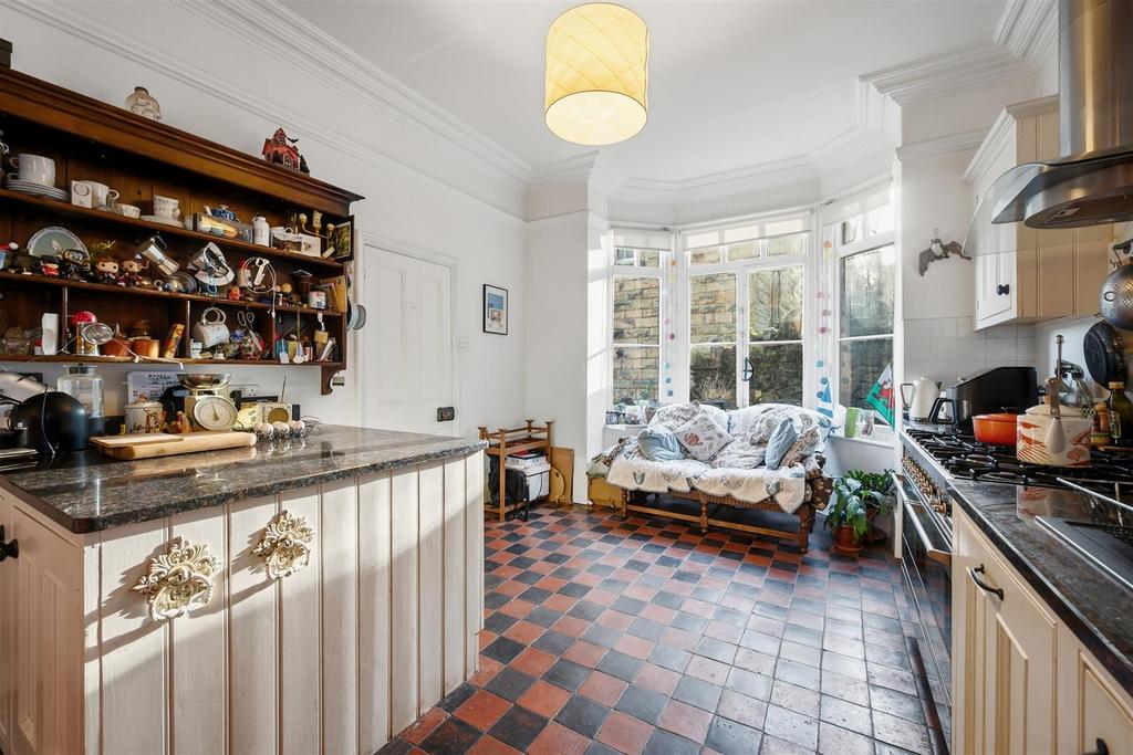 Kitchen - bay seating area.jpg