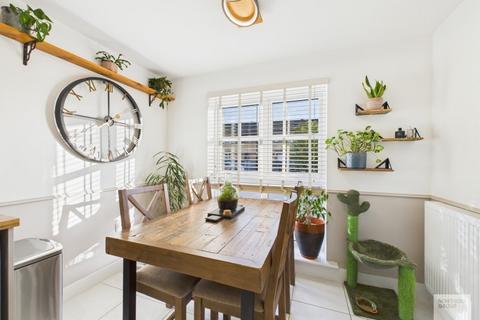 3 bedroom semi-detached house to rent, Holland Street :: Platting