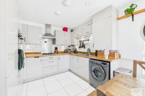 3 bedroom semi-detached house to rent, Holland Street :: Platting
