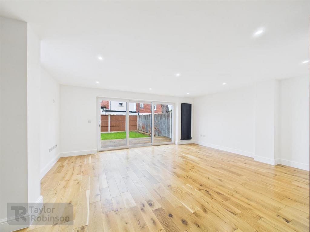 CAM02600 G0-PR0613-STILL005.jpg