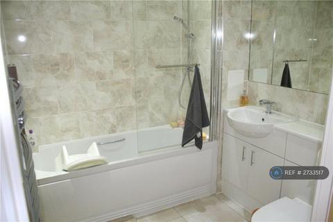 2 bedroom flat to rent, Nankeville Court, Woking, GU22