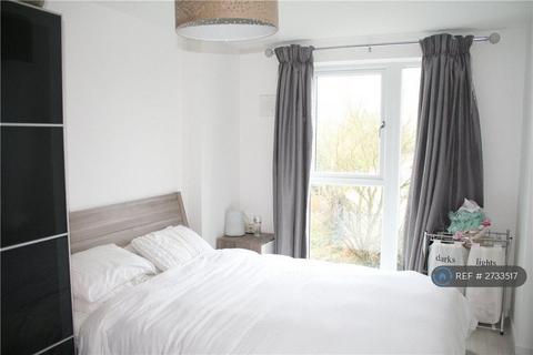 2 bedroom flat to rent, Nankeville Court, Woking, GU22