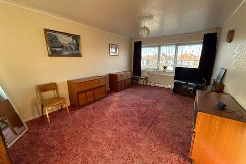 2 bedroom apartment for sale, The Dell, Feltham