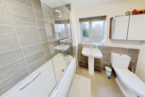 4 bedroom detached house to rent, South Parkway, Leeds LS14