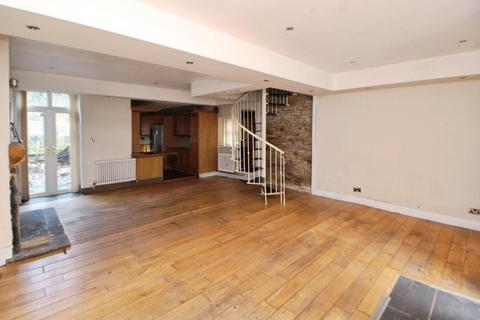 3 bedroom end of terrace house for sale, High Street West, Derbyshire SK13