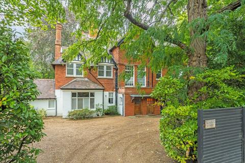 2 bedroom flat to rent, Egerton Road, Weybridge KT13