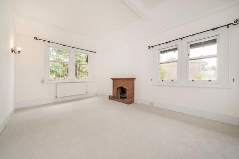 2 bedroom flat to rent, Egerton Road, Weybridge KT13