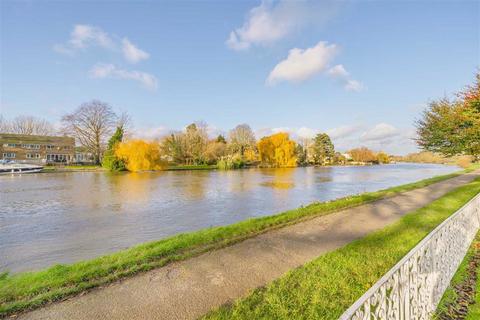 2 bedroom flat for sale, Riverside Road, Staines-Upon-Thames TW18