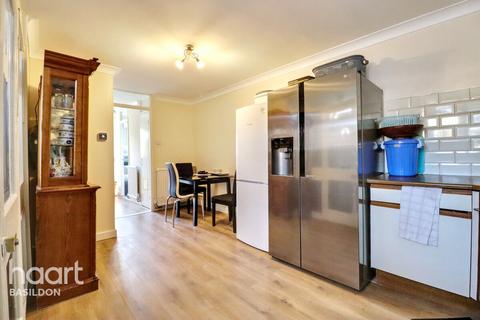 3 bedroom end of terrace house for sale, Beeston Courts, Basildon