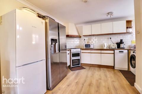 3 bedroom end of terrace house for sale, Beeston Courts, Basildon