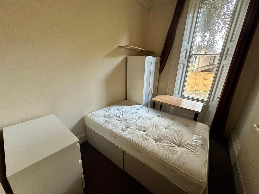 Bright single bedroom with a comfortable mattre...
