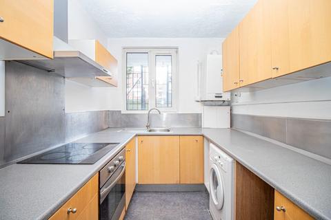 3 bedroom flat to rent, Canrobert Street, London