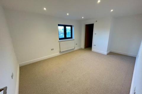 2 bedroom flat to rent, Finchampstead Road,  Finchampstead,  RG40