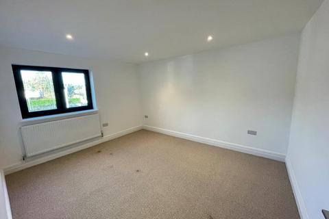 2 bedroom flat to rent, Finchampstead Road,  Finchampstead,  RG40