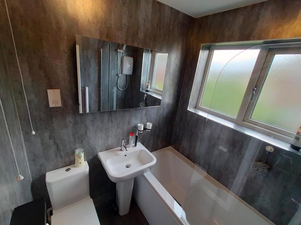 Bathroom 1.jpg