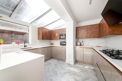 5 bedroom terraced house to rent, Nevins Road, Dewsbury, West Yorkshire, WF13